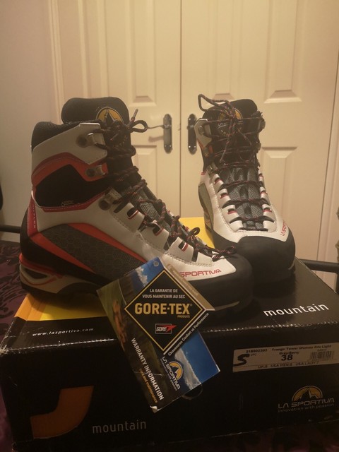 b2 walking boots