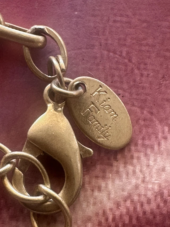 Colar Lia Sophia Kiam Família Pingente Medalhão Tom Dourado Esmalte Branco Treliça - Imagem 4 de 4