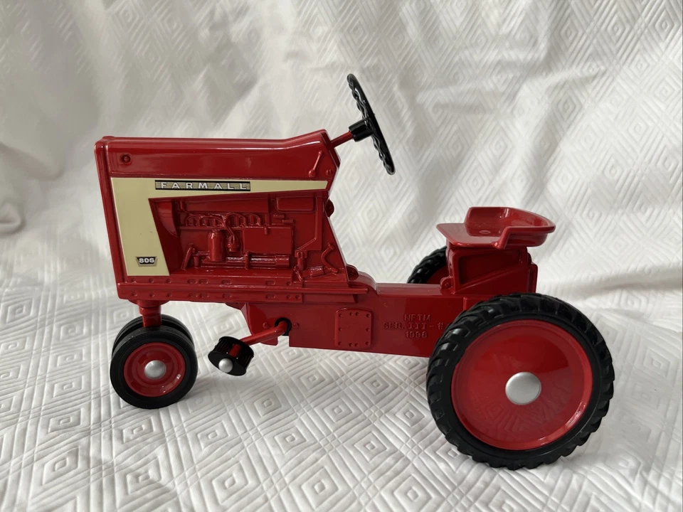ERTL Farmall 806 Pedal Tractor Replica 1/8 Scale Farm Toy Museum Series 3 - Image 4 of 4