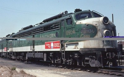 Locomotora diésel EMD E8A de la Southern Railway #6904 Photo Reprint 8.5x11