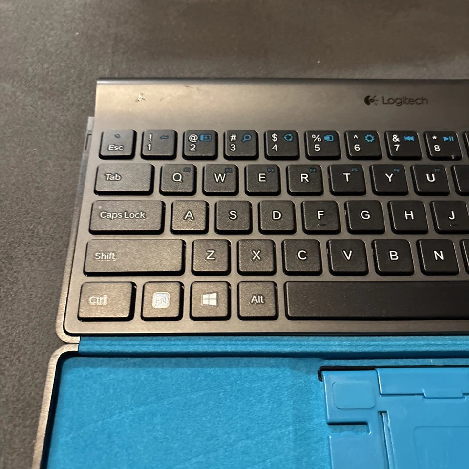 Teclado Tablet Logitech Para iPad Y-R0034 Teclado Bluetooth Negro Azul PROBADO Foto 2 de 4