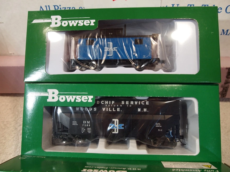 BOWSER H.O. B& M 6-CAR LOT #2 = 4-WOODCHIP, 1-40ft BOX CAR, 1-CABOOSE - Image 4 of 4