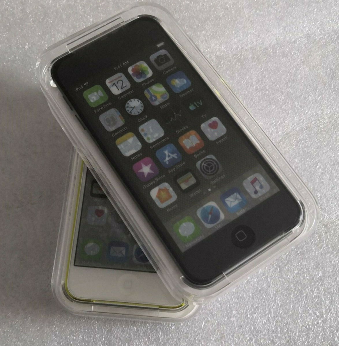 NEW Apple iPod Touch 5th Generation 64GB - Black MP4 Player
