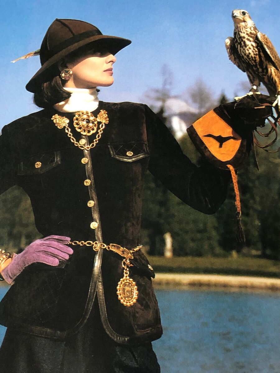 CHANEL VINTAGE 1988A MUSEUM LEATHER JACKET 14K GOLD CC CHANEL VINTAGE 1988A MUSEUM LEATHER JACKET 14K GOLD CC