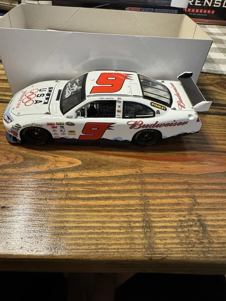 KASEY KAHNE AUTOGRAFIADO 2010 BUDWEISER DUELO OLÍMPICO CARRERA GANAR CUNA DIECAST Foto 2 de 4