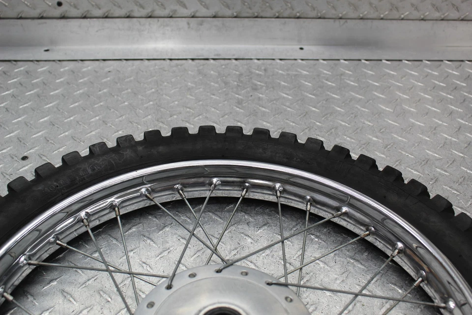 1971 HONDA CT90 TRAIL ARO DIANTEIRO DA RODA COM PNEU YOKOHAMA 2.75-17 - Imagem 4 de 4