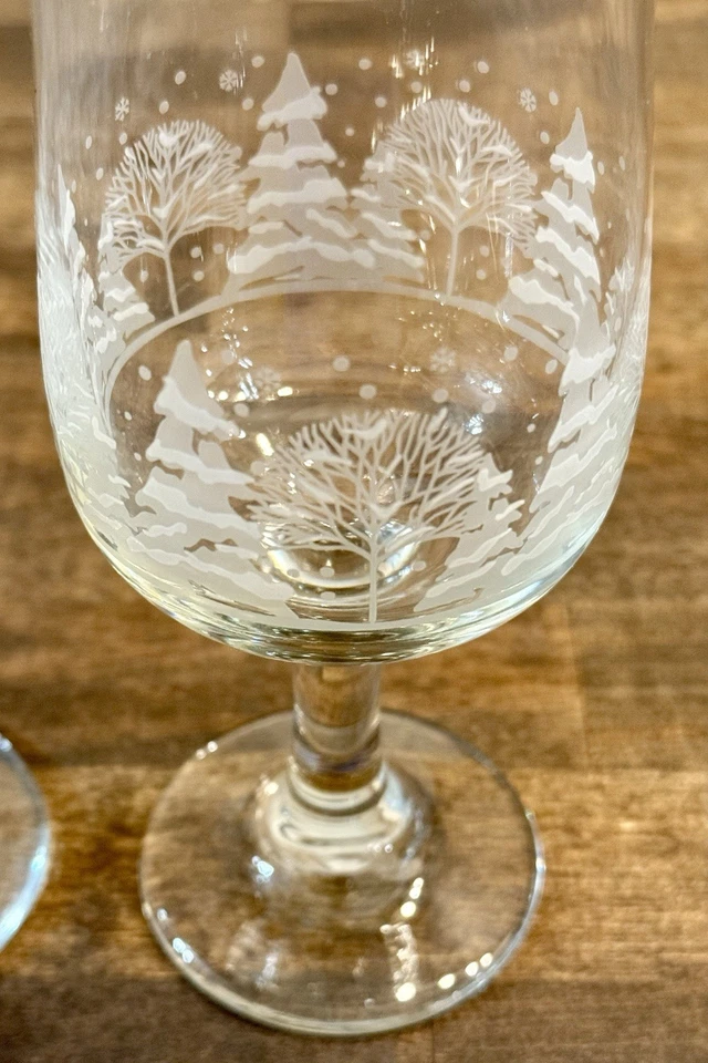 Vintage Pair of Libbey Winter Holiday Scene Etched Glasses Gold Rim - Image 4 of 4