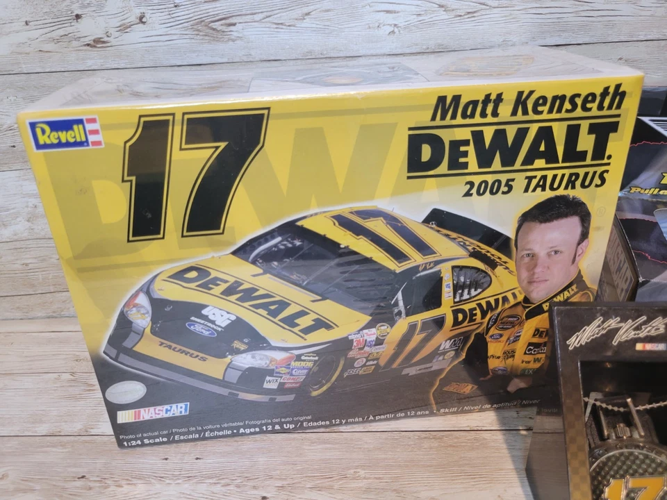 Lote nuevo Matt Kenseth #17: reloj, coche Pez, Ford Taurus 2005 Dewalt 1/24 Revell Foto 4 de 4