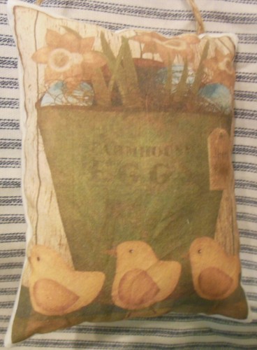 Primitive Peeps /Folk Art/Farmhouse/ Ornie/Tuck/Peg Hangers--Set of 2 peeps - Picture 3 of 5