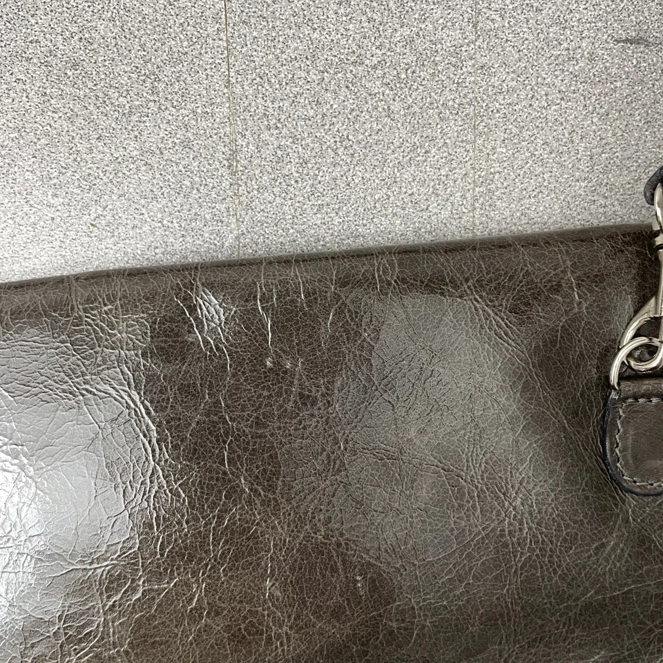 Bolso sin asas Gianni Chiarini de cuero marrón con correa de moño a presión bolso de muñeca brillante Foto 3 de 4