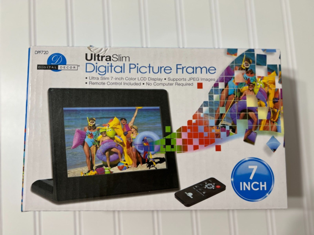 Digital Decor Ultra Slim 7 in Picture Frame Color LCD Display Clock Calendar USB