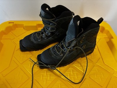 Karhu Nomad Women s 9.5 Nordic Cross Country Touring Ski Boots 75mm 3 Pin