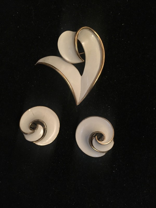 TRIFARI Vintage White Enamel Signed Brooch Clip On Earring Set