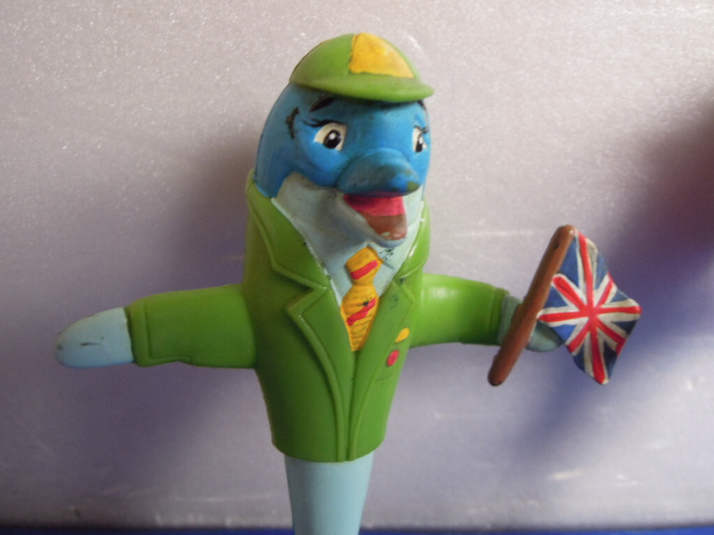 Figurine Publicitaire Ancienne Flexible Novotel - Personnage Dolfi Faisant Du Foot (1990) - Occasion