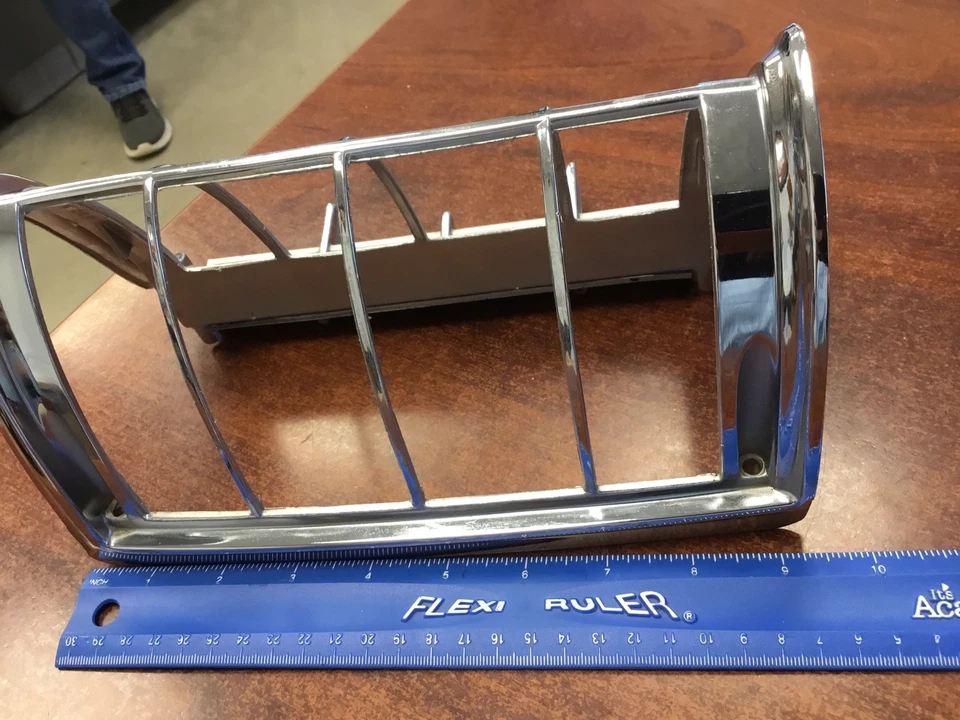 New Old Stock 1973 1974 FORD LTD RIGHT FRONT PARKING LIGHT BEZEL D3AB-13236-AB - Image 3 of 4