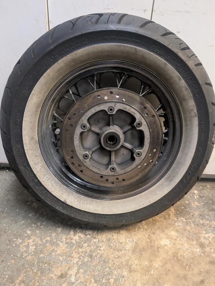 Llanta trasera Honda Shadow Aero 1100 VT1100C2 1996 con neumático de pared blanco y rotor Foto 3 de 4