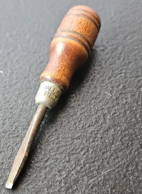 VALLEY PET, SMALL WOOD HANDLE STANDARD SCREWDRIVER. UNION HARDWARE CO.