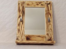 Specchio in legno rustico con mensola e 2 ganci. 