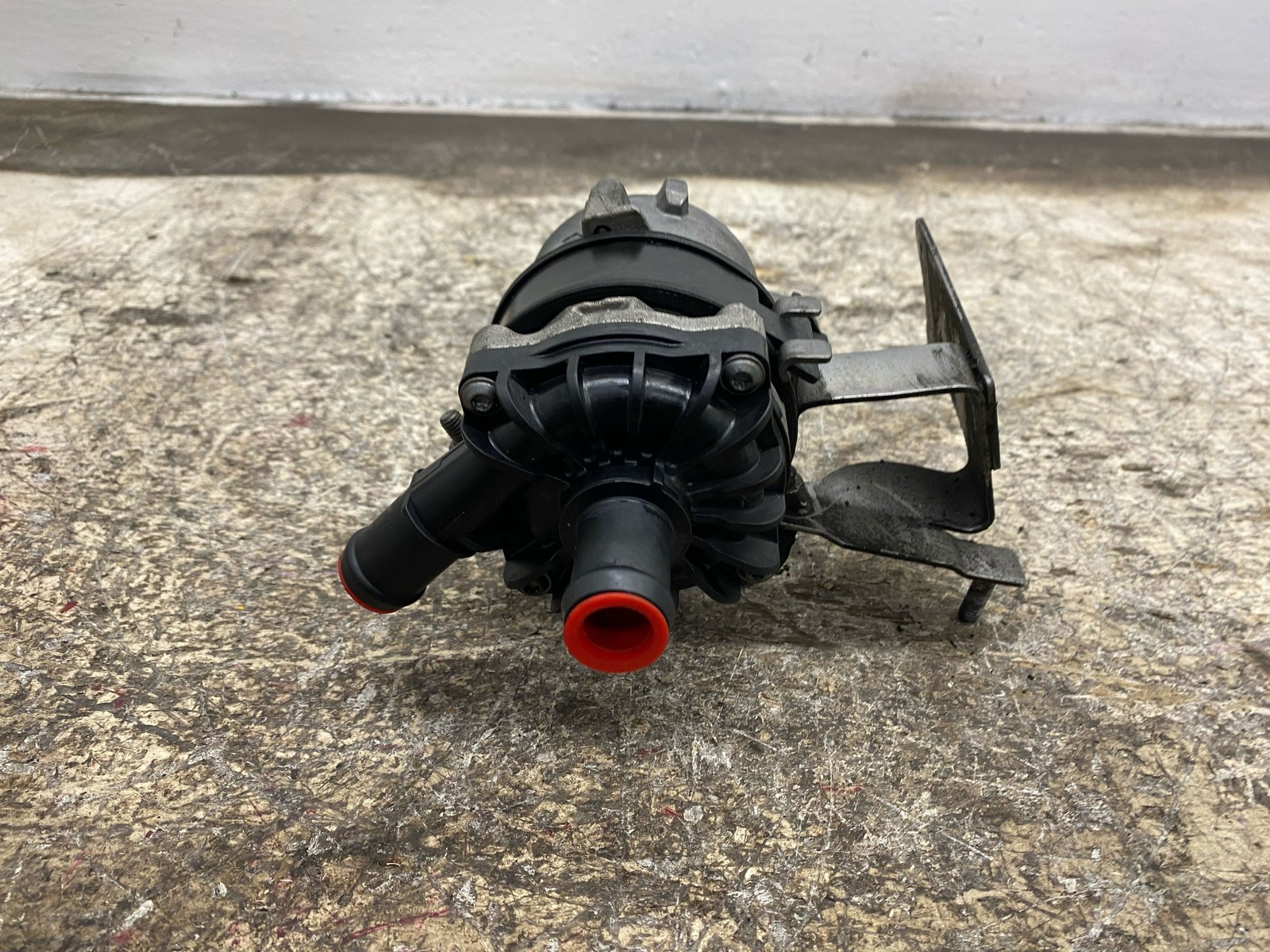 2013-2018 BENTLEY FLYING SPUR AWD 4.0L V8 AUXILIARY COOLANT WATER PUMP 8K0965567
