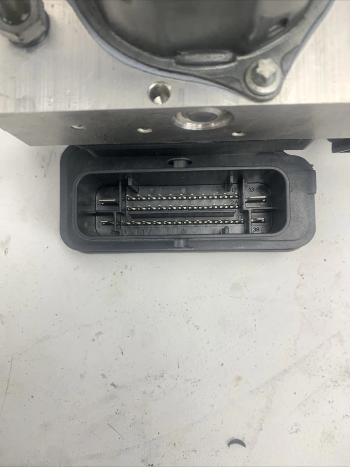 10-16 MERCEDES-BENZ CLS550 AWD ABS ANTI-LOCK BRAKE PUMP OEM 2124311448 - Image 4 of 4