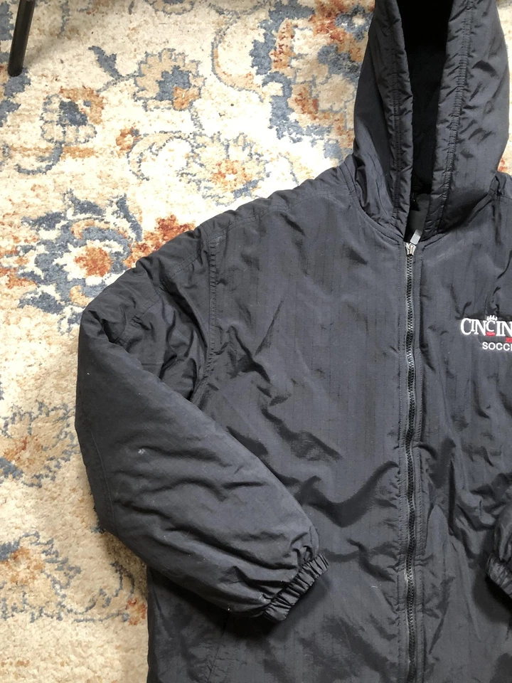 Cincinnati Bearcats Jacket Mens Medium Black NCAA Soccer Nike Hooded Puffer - Image 3 of 4