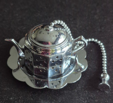 Infusore foglie di tè sfuse vintage in metallo a forma di teiera con catena e vassoio base