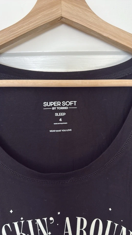 Torrid Super soft Dancing Skeletons With Santa Hats Holiday Sleep Top Sz 4x - Image 3 of 4