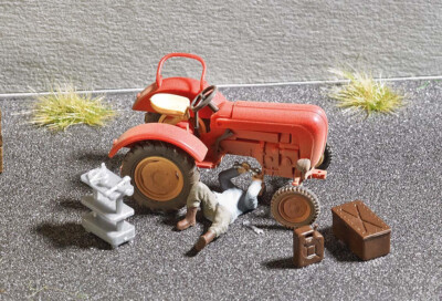 Traktor Reparatur mit Mechaniker Figur und Zubehör Spur OO / HO Busch 7937