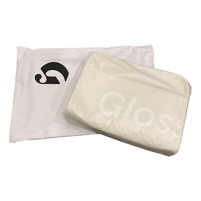 Glossier Limited Edition schneeweiße Beauty Bag 2023