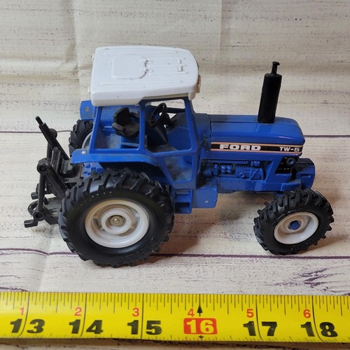 Vintage 1/32 scale Ford TW-5 die-cast/plastic tractor with 3 pt hitch blue/gray - Picture 6 of 9