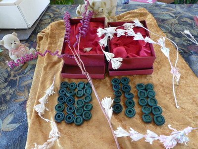 Lot Vintage De 40 Anciens Boutons Et Fleurs En Tissu - Idéal Pour Artisanat Et Customisation