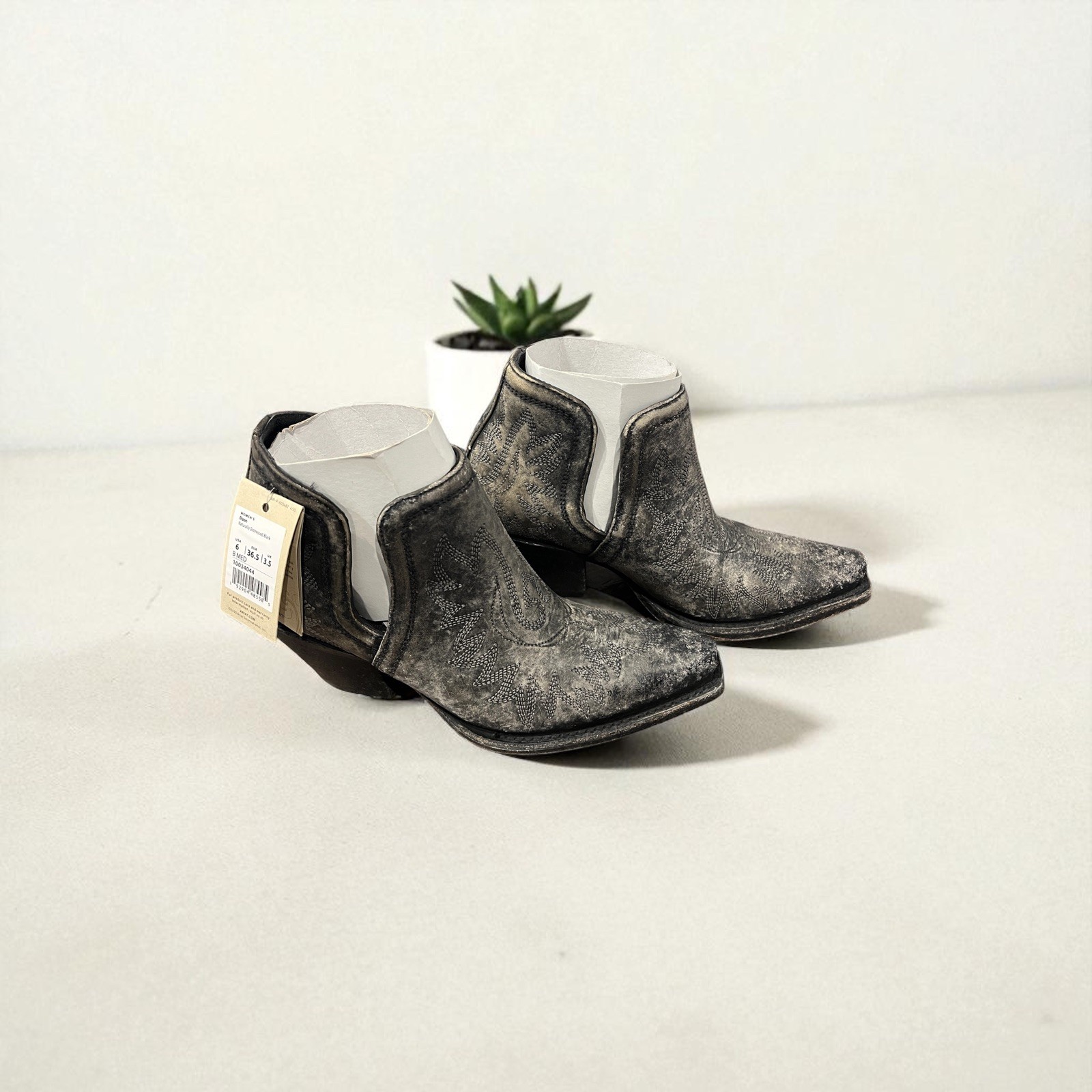 New With Tag Ariat Women’s Dixon Western Boot Size 6 Medium Distressed Black