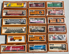 VINTAGE TYCO TRAIN LOT OF 18 - HO SCALE - LOCOMOTIVE - CARS - CABOOSE - TRUCK