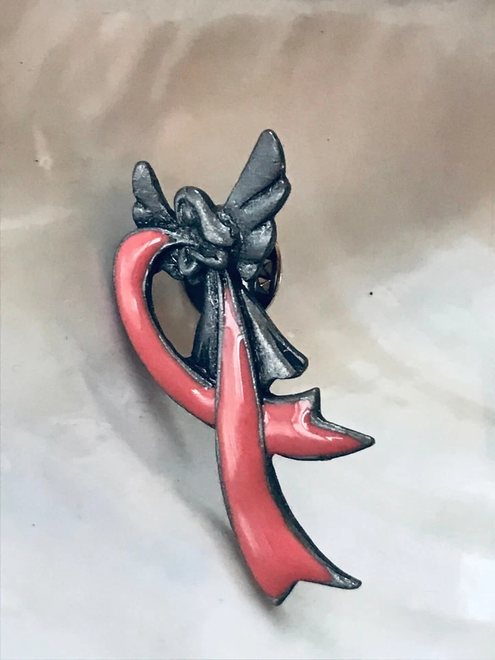 Pequeño ángel de peltre firmado Camco Estate con esmalte rosa cinta de cáncer de mama regazo Foto 2 de 4