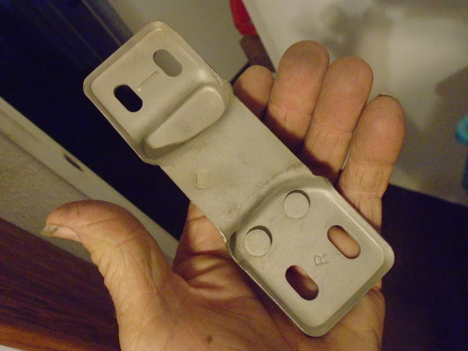 Chevrolet 1957 camioneta atasco puerta pestillo golpeador placa soporte montaje pasajero Foto 2 de 4