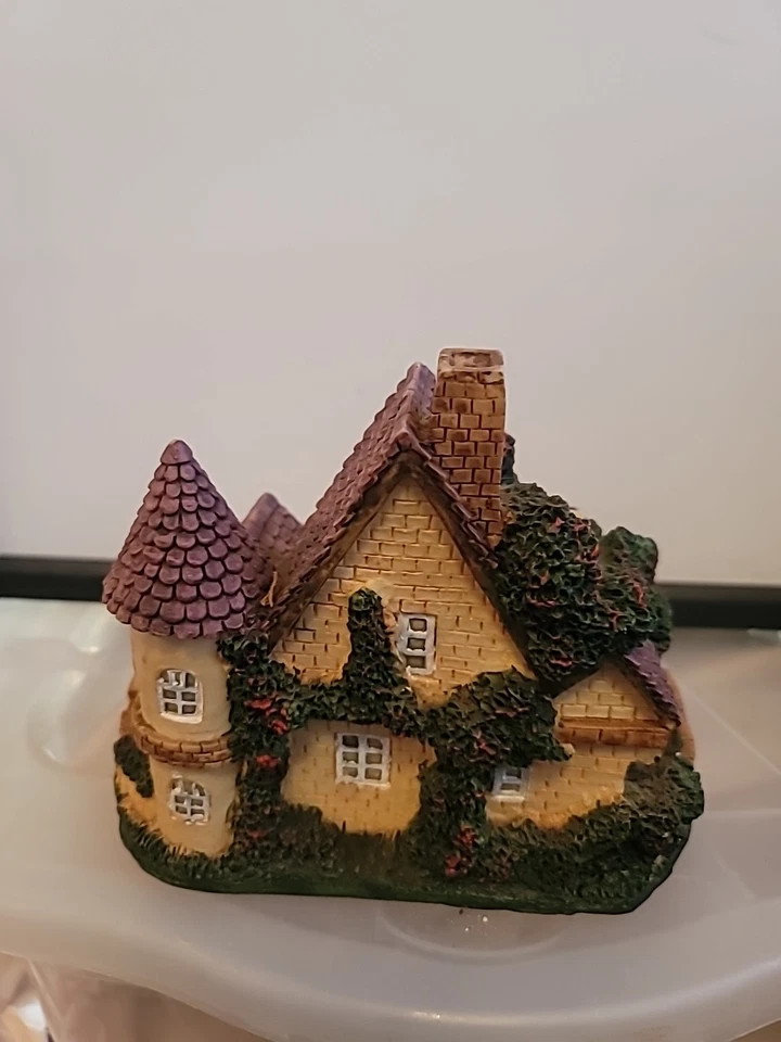 Vintage 1985 Cottage House With Quartz Clock  - Image 2 of 4