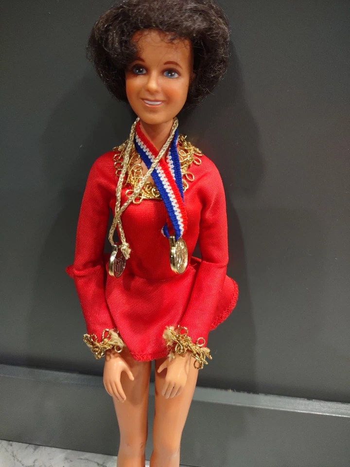 Dorothy Hamill Patinadora sobre Hielo Figura De Colección Ideal 1977 Muñeca Oro Medalla Olímpica Barbie Foto 2 de 4