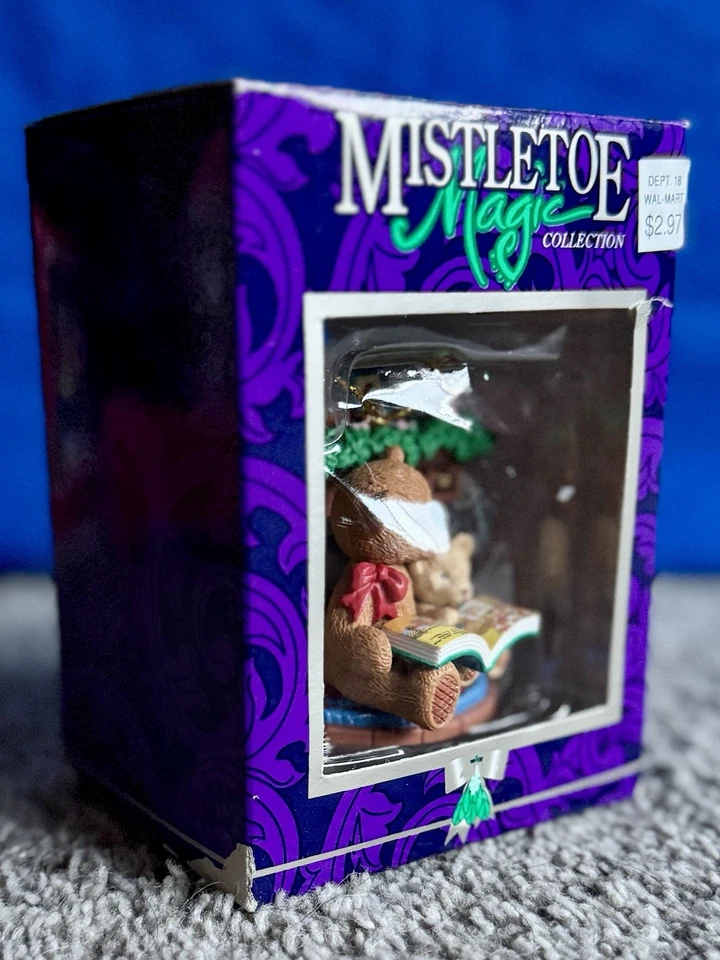 Colección Mágica Muérdago Adorno De Colección 2 Osos Lectura por Chimenea Nuevo En Caja Foto 2 de 4