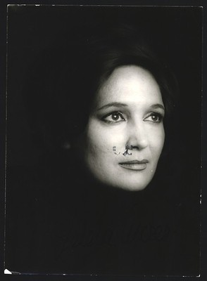 Fotografie Opernsängerin Edda Moser im Porträt, Autograph 