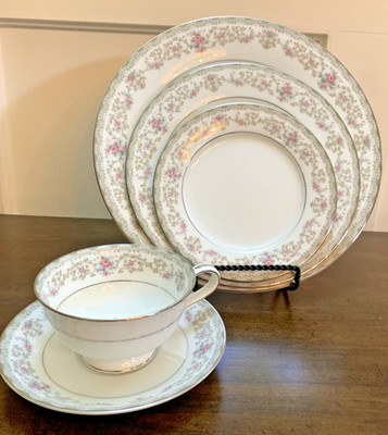 Noritake China ''Edgewood'' One 5-Piece Place Setting