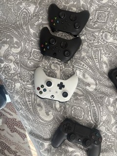 3x Xbox One Controller 1x PS4 Controller – gebraucht