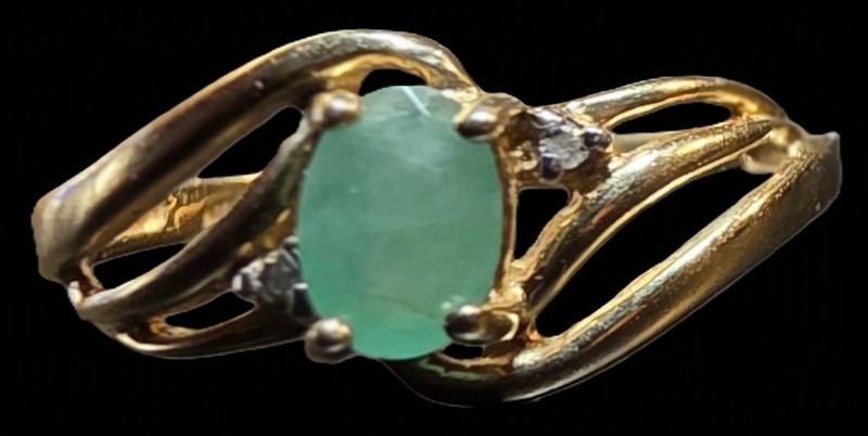 10K SOLID GOLD GORGEOUS EMERALD RING W/  2 DIAMOND ACCENTS