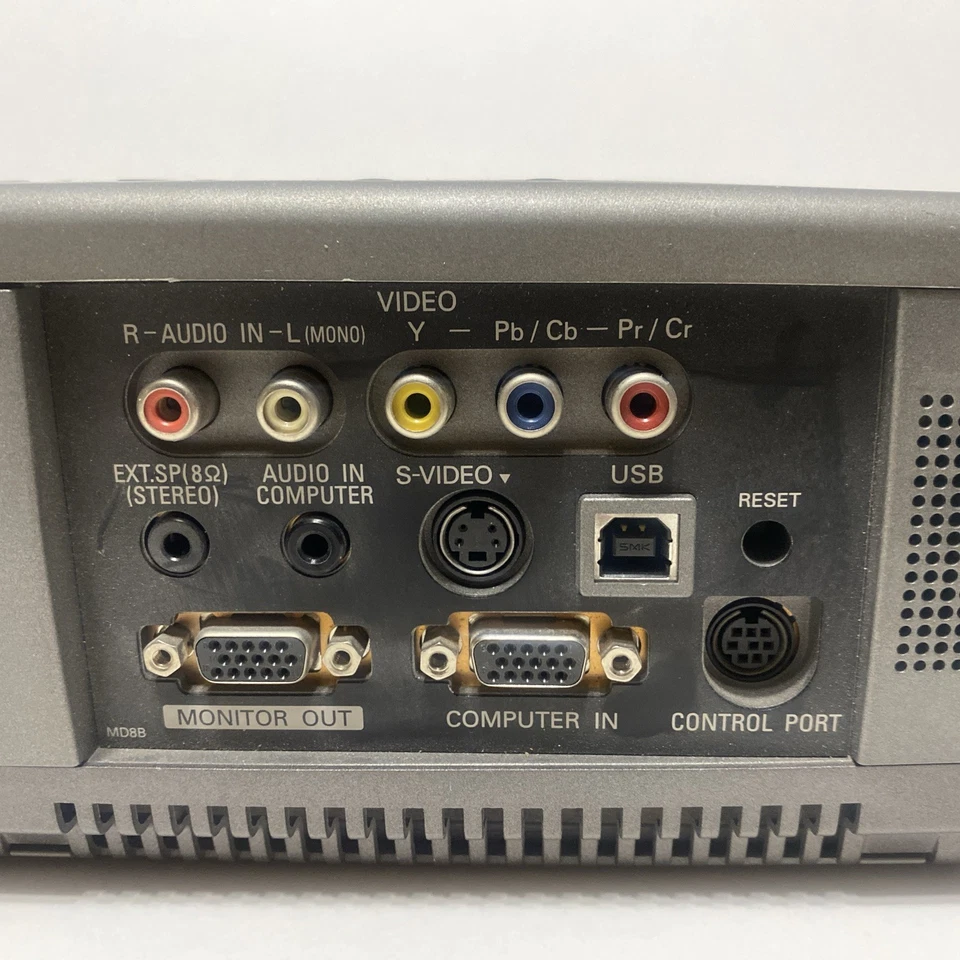 EIKI LC-NB3E SVGA Conference Room Projector 2000 Lumens 800x600 Power Zoom Focus - Image 4 of 4