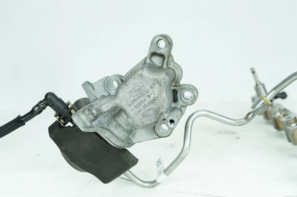 Bomba de combustível de alta pressão 13-15 Jaguar XF 2.0L motor OEM com linhas BR2E-9D376-AA - Imagem 2 de 4