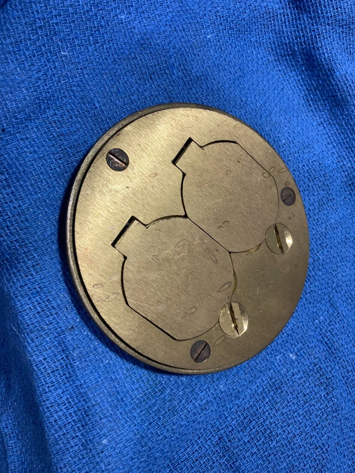 Cubierta dúplex de piso redondo de latón 232A Hubbell D70240 con BRIDA Y JUNTA DE PISO S3082 Foto 2 de 4