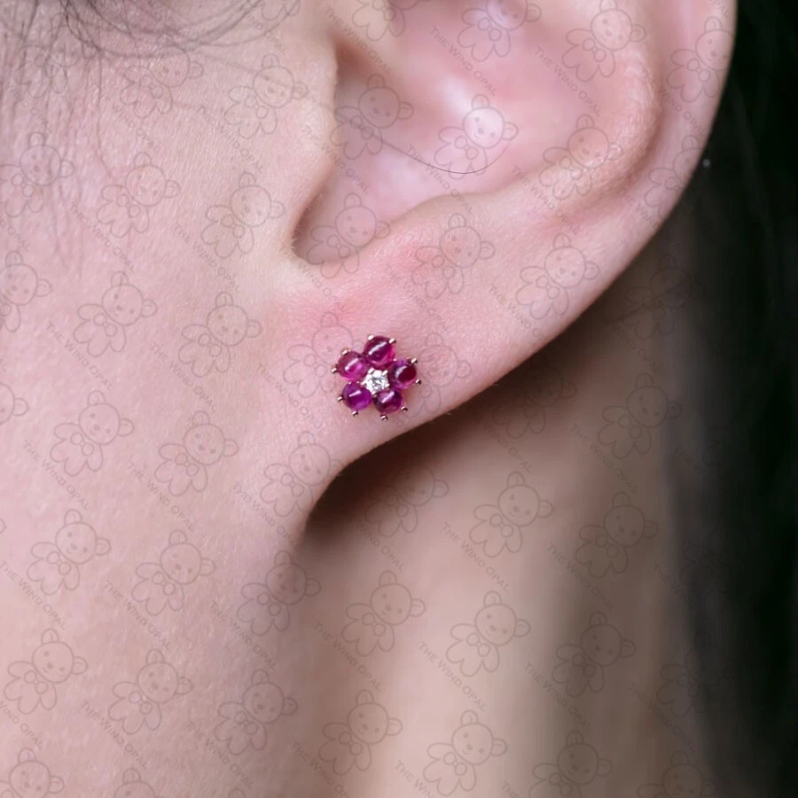 Aretes con flores de ciruela Sakura de diamantes rubí oro rosa de 18 k Foto 2 de 4