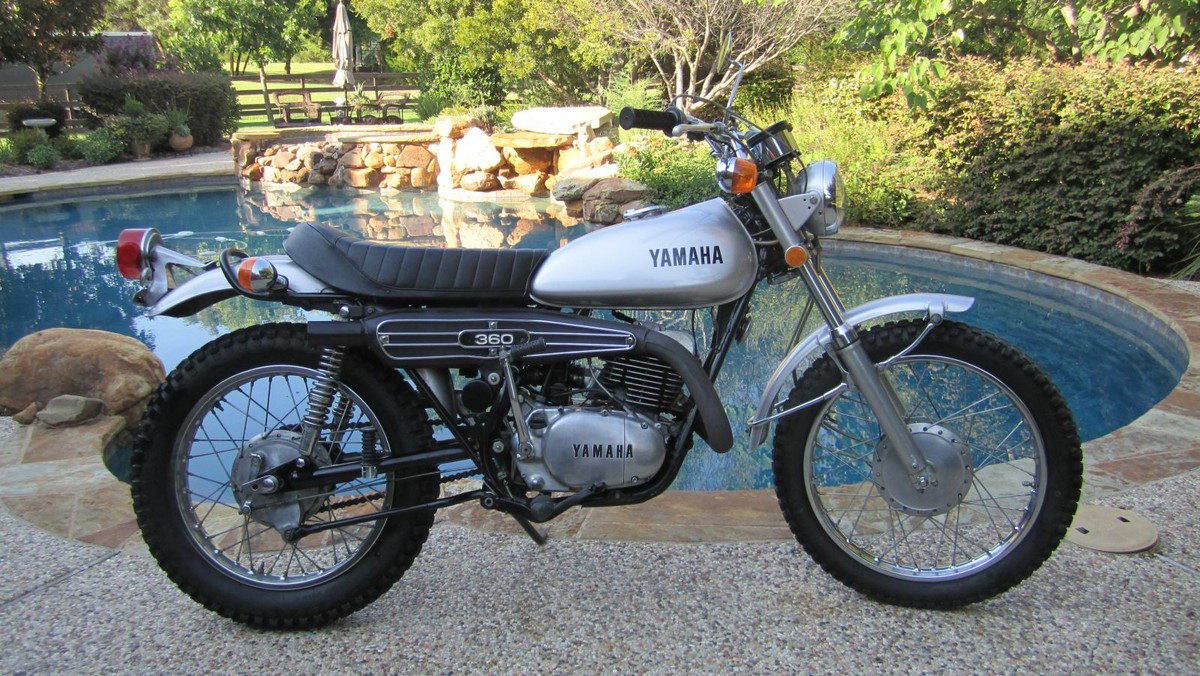 Yamaha RT2 Silver Vintage Motorcycle Paint Aerosol Pint