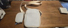 Borsa a tracolla Lacoste e portamonete staccabile in condizioni usate. Grigio chiaro..
