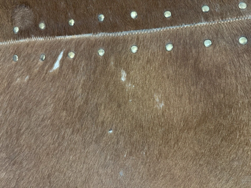 Nueva alfombra de cuero de vaca Safavieh 5x8... marrón, tostado y blanco con ojales de bronce. Foto 4 de 4