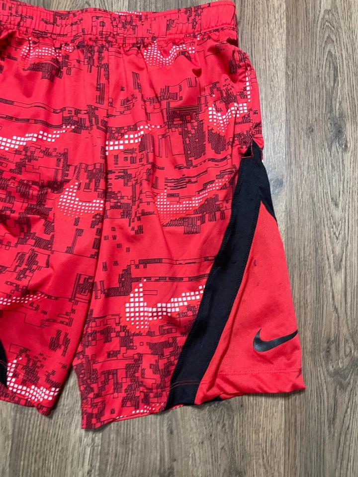 Pantalones Cortos Nike, Jóvenes Niños Talla XL, Rojo Negro, Dri Fit, Pantalones Cortos de Baloncesto Foto 4 de 4